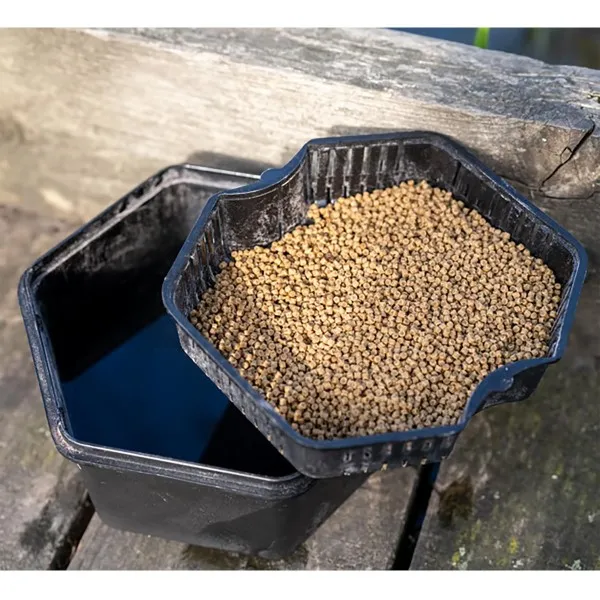 Кутия със заключващ се капак и цедка Zebco Secure-Lock Bait Box & Sieve, Large — снимка 9