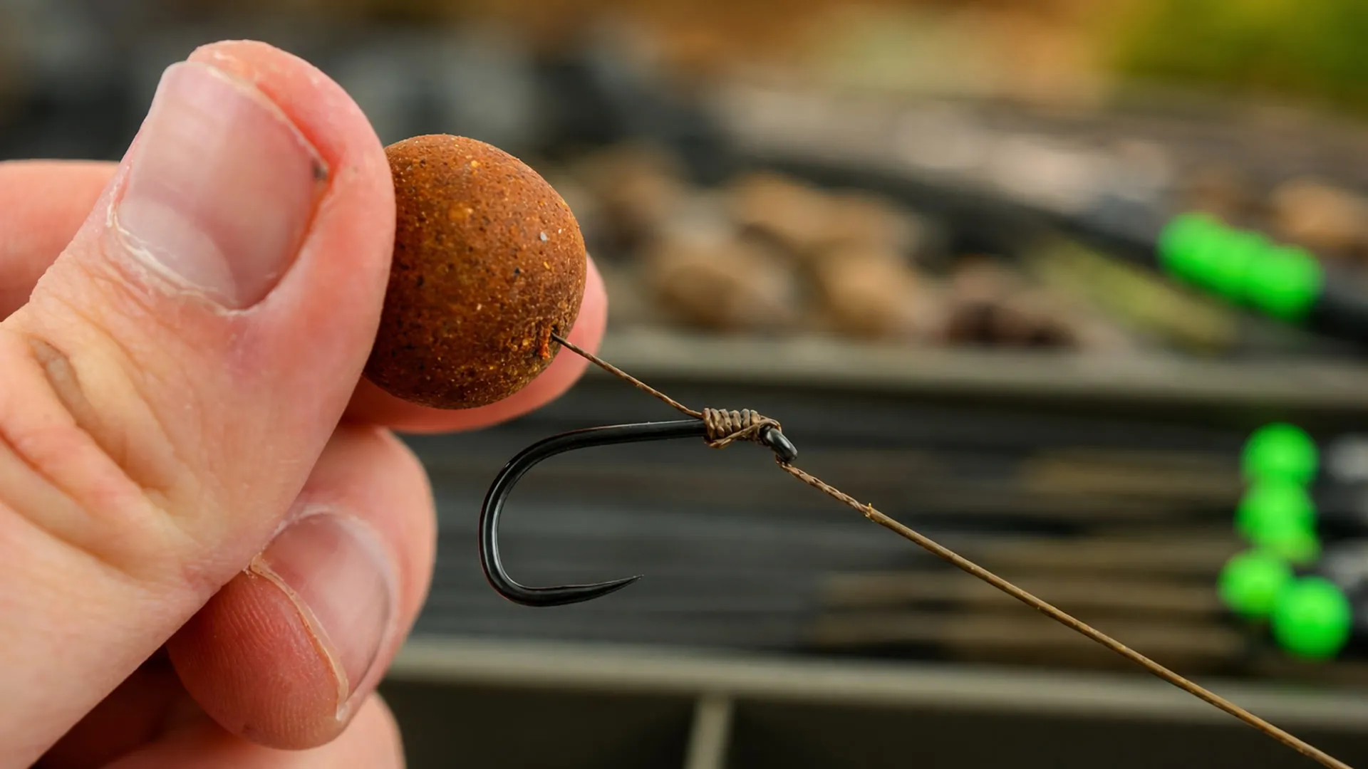 монтаж на косъм с кука и протеиново топче