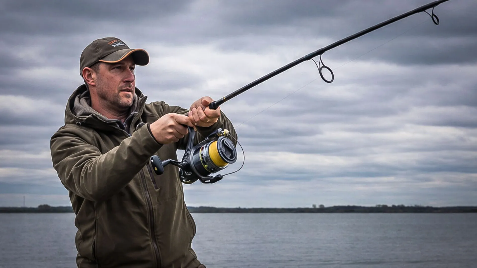 Риболовец вади голям шаран с Big Pit макара при риболов на дистанция