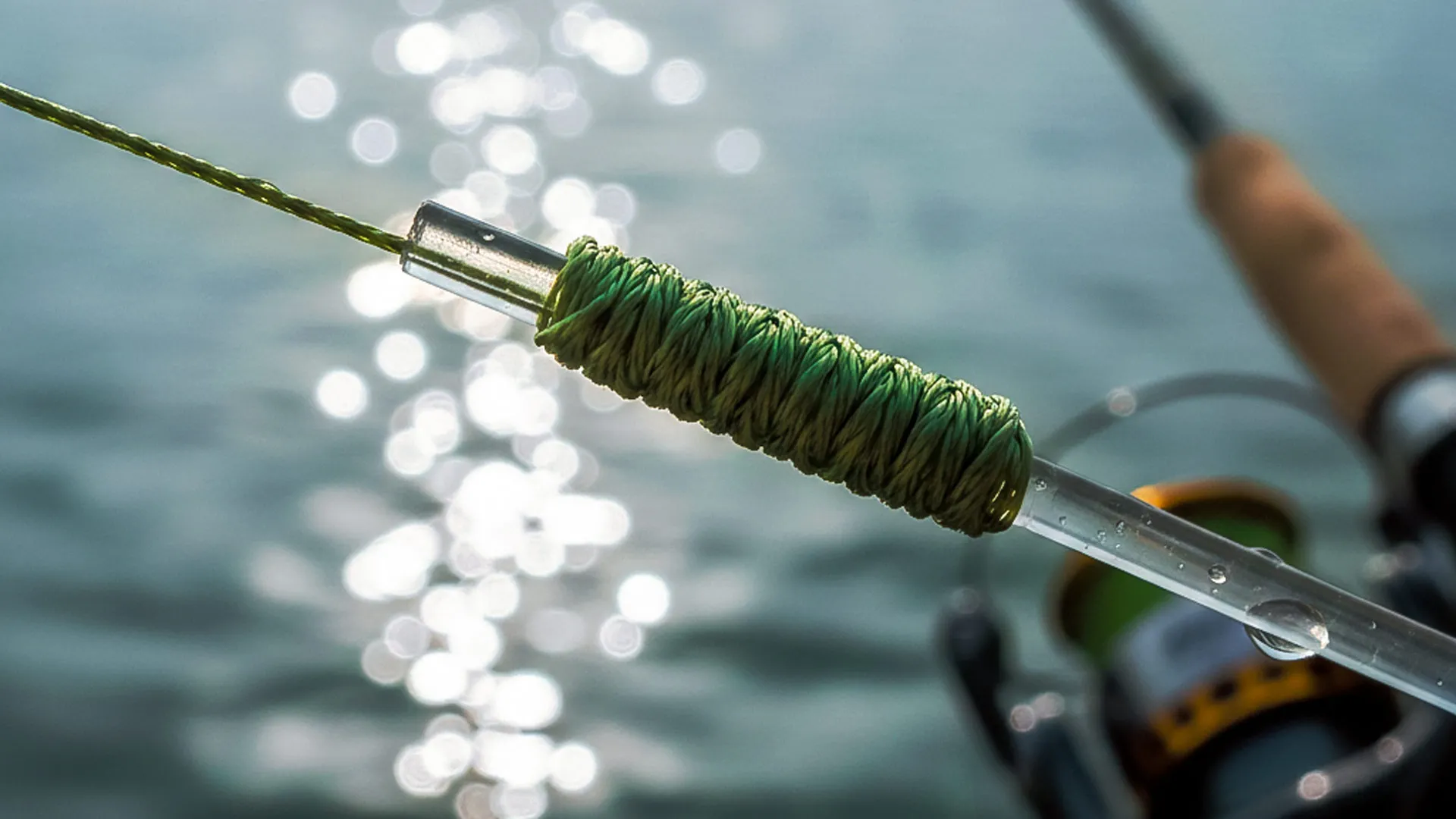 FG възел между плетено влакно и флуорокарбонов шок лидер в близък план