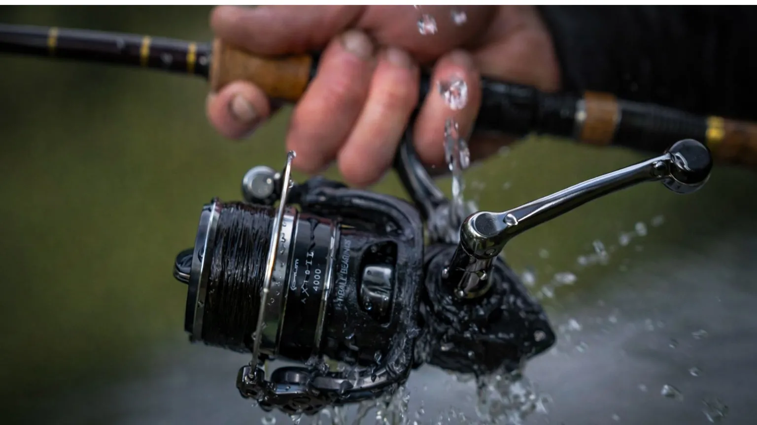 Макара за фидер риболов в реална среда въртяща се във водата