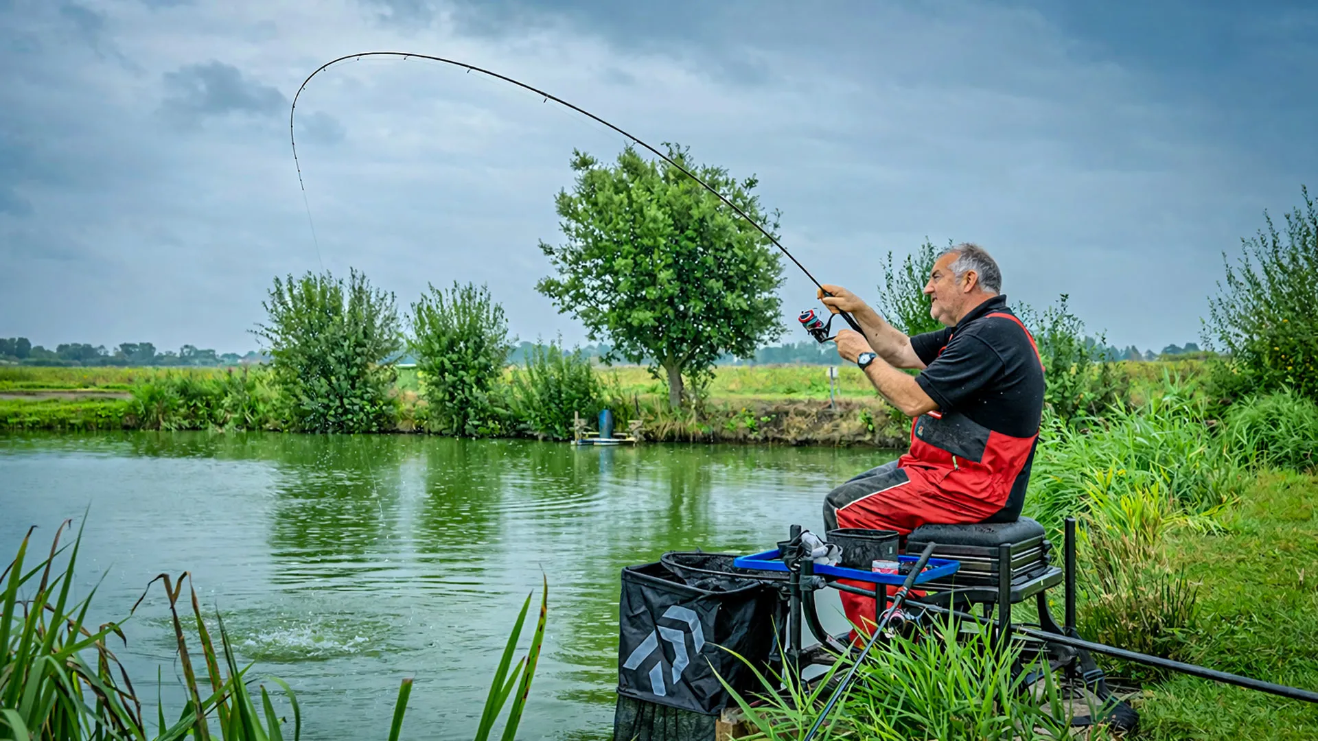 Риболовец лови риба с фидер въдица и макара
