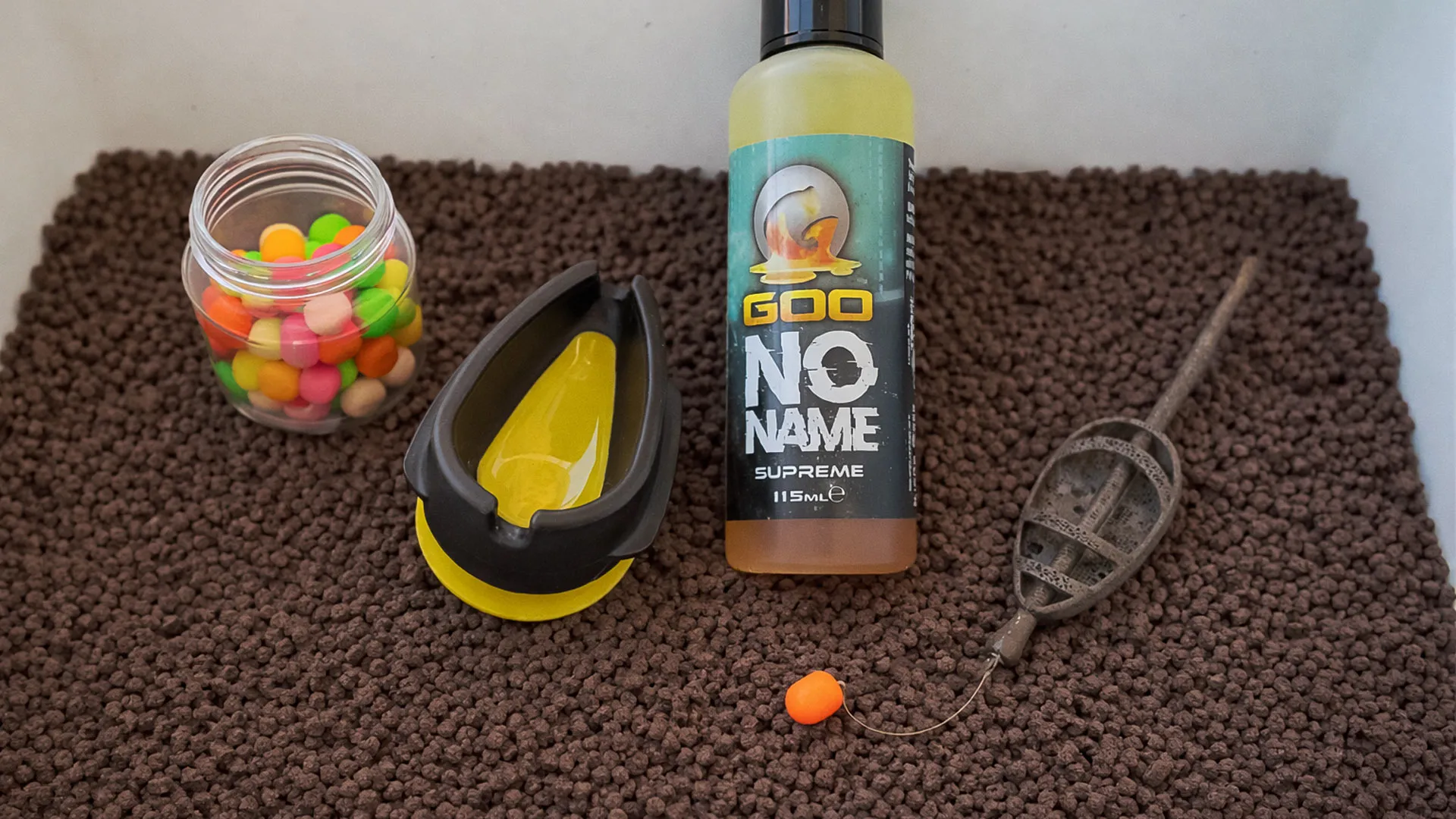 метод фидер хранилка, преса, стръв и пелети за риболов