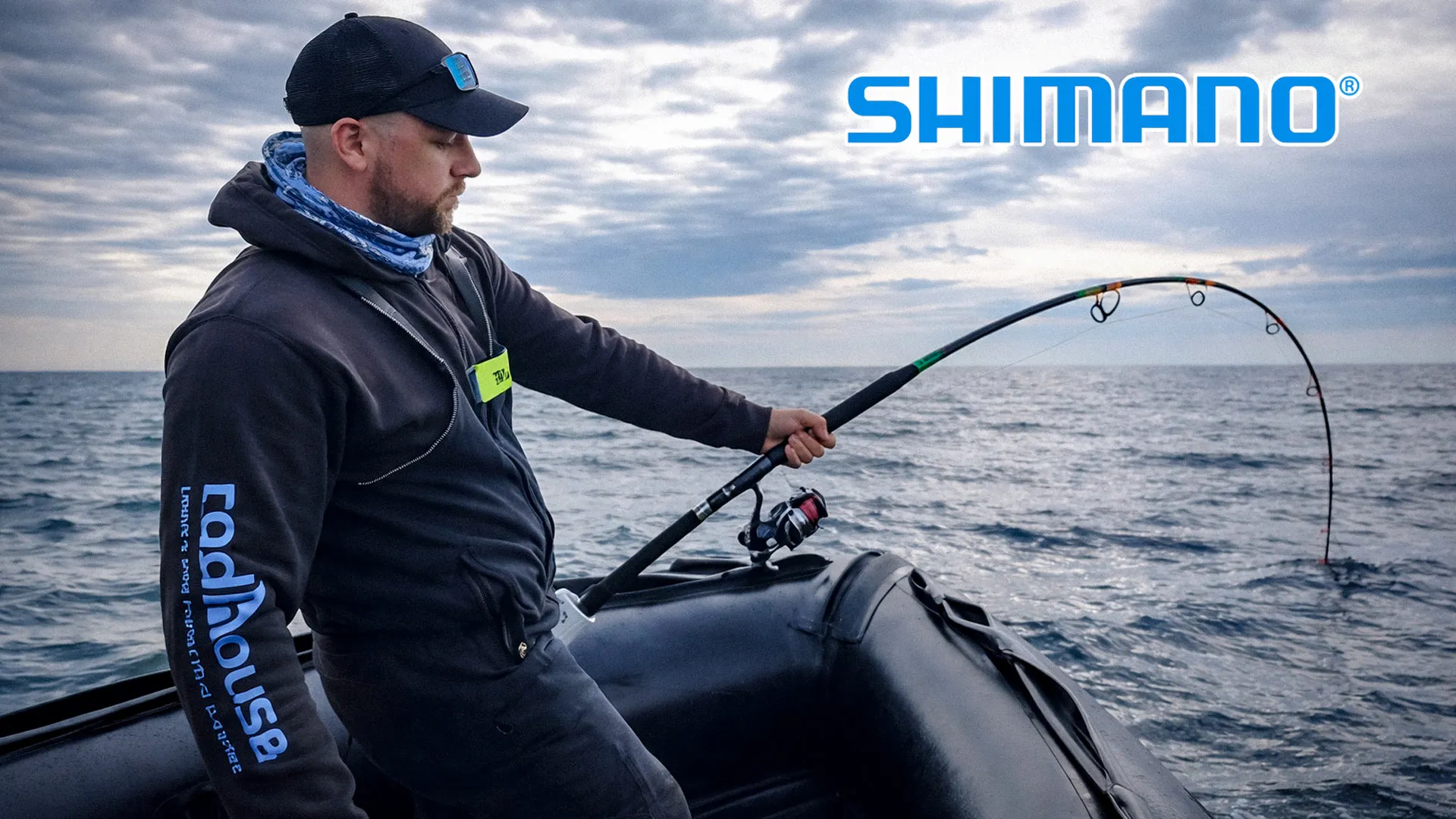 риболове вади голяма риба в морето с макара Shimano