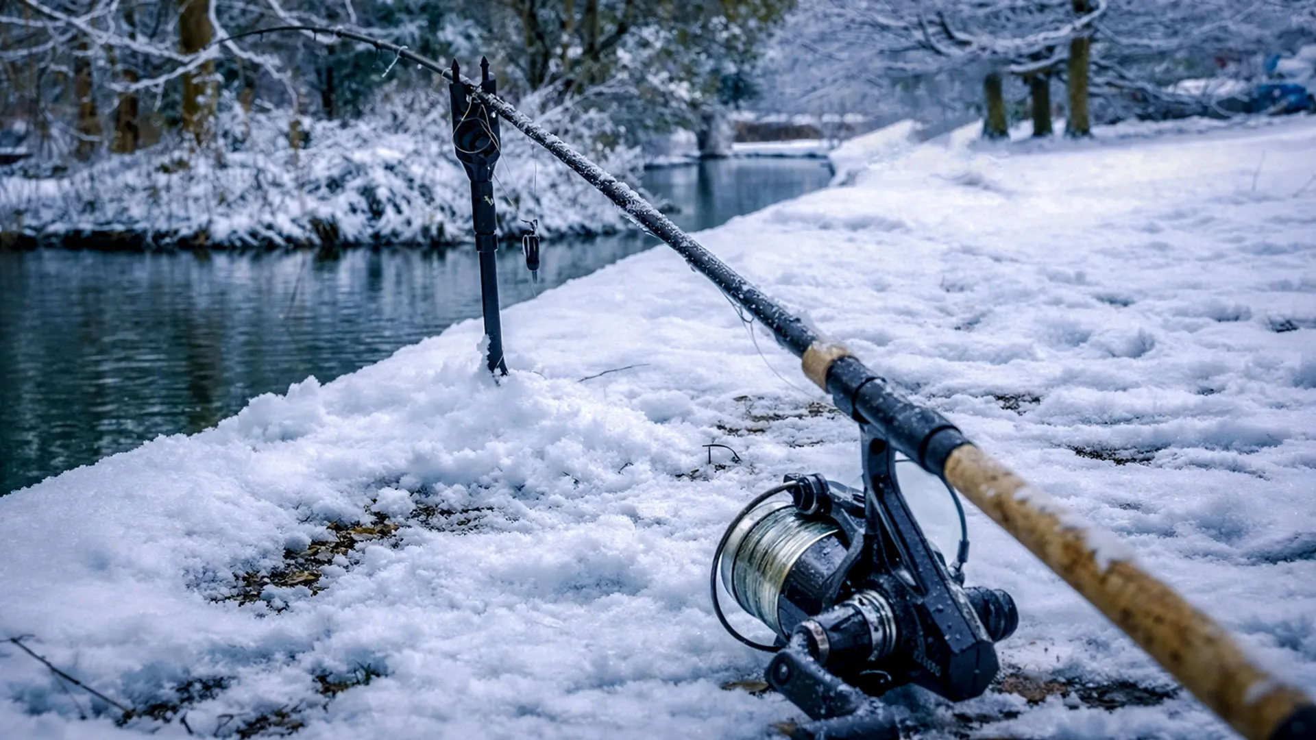 Въдица и макара за риболов по време на снеговалеж